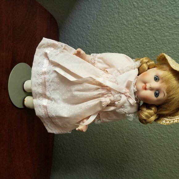 5 Collectible Dolls - Picture 6 of 7
